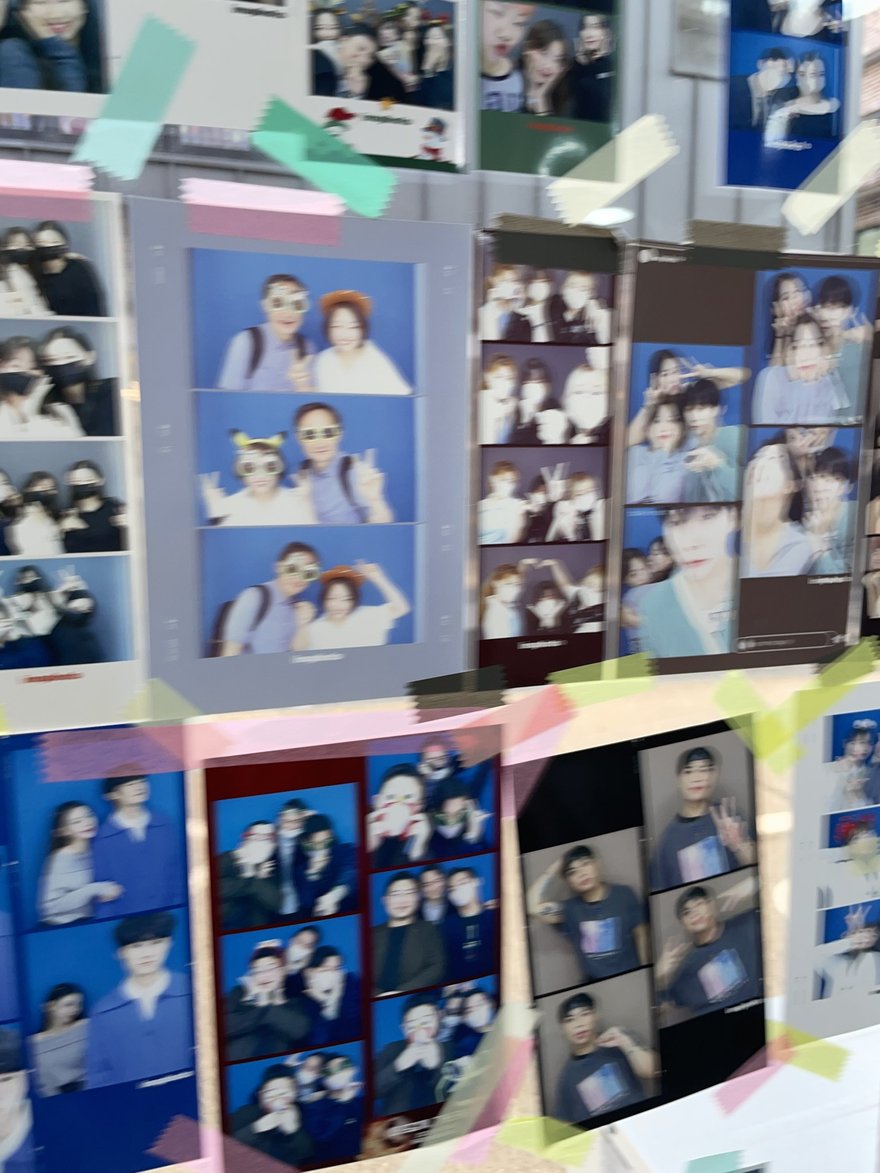 insphoto 店內整面的樣張牆，顧客留下的四格照片以彩色膠帶交錯貼滿牆面