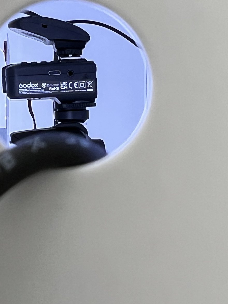 燈罩開口內的 Godox 閃光燈另一個角度，可見燈頭造型與電線