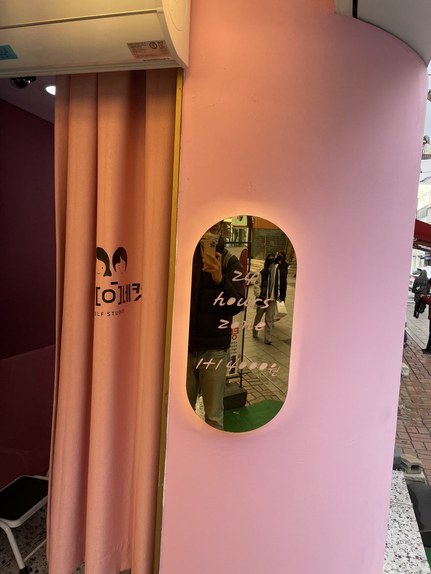 인생네컷店內的拱形入口與粉色佈景
