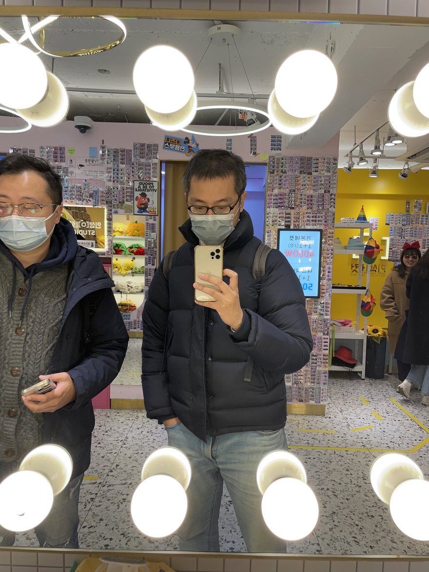 인생네컷店內的燈泡化妝鏡區，鏡框四周為圓形燈泡