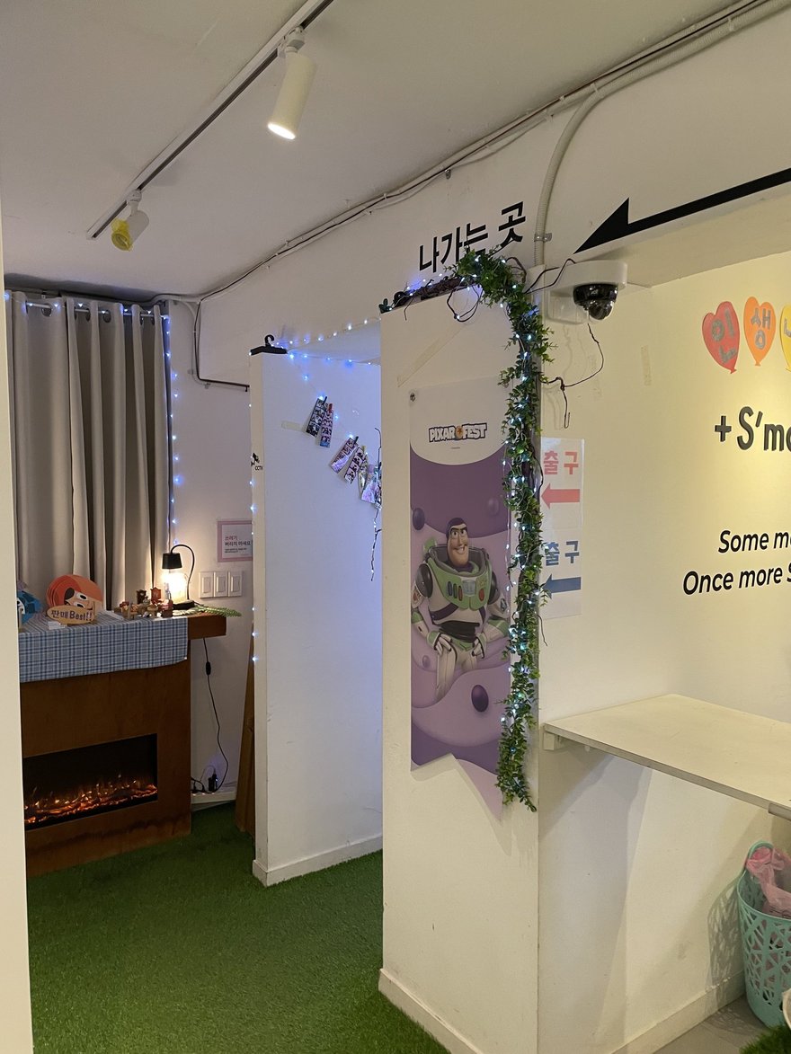 인생네컷複合店內的另一個角度，可見機台、佈景與人工草皮地面