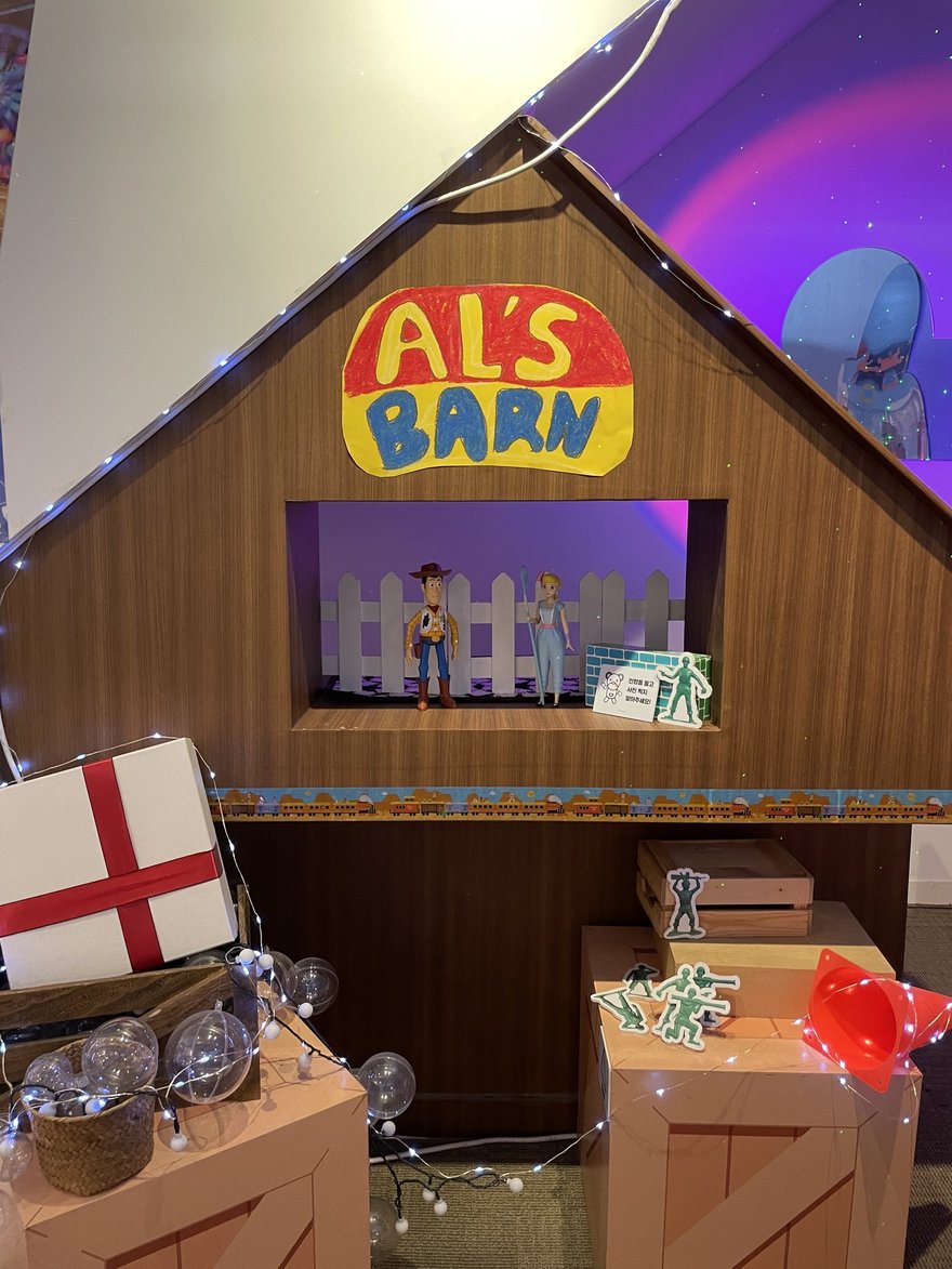인생네컷複合店內的 AL’S BARN 主題小屋，木造屋型佈景搭配黃色招牌