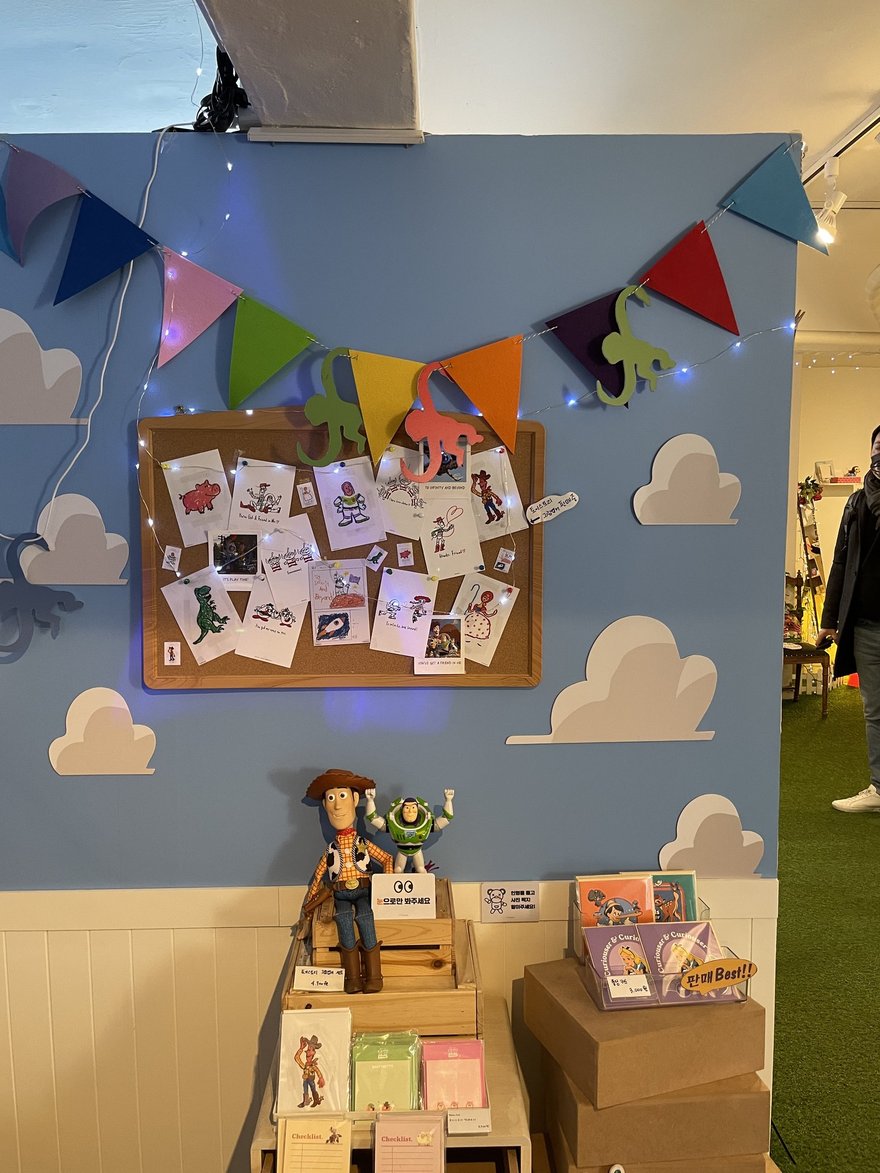인생네컷複合店內的野餐旗幟區與展示牆，彩色三角旗搭配雲朵佈景
