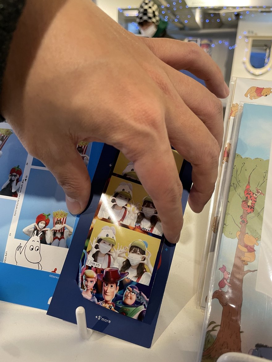 인생네컷相框商品的手持展示，藍色卡通角色款相框