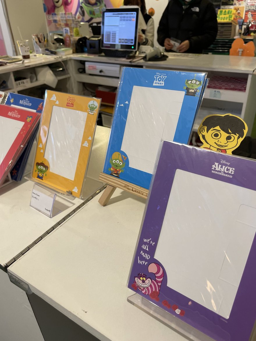 인생네컷的相框與周邊商品展示檯面，多款設計並排