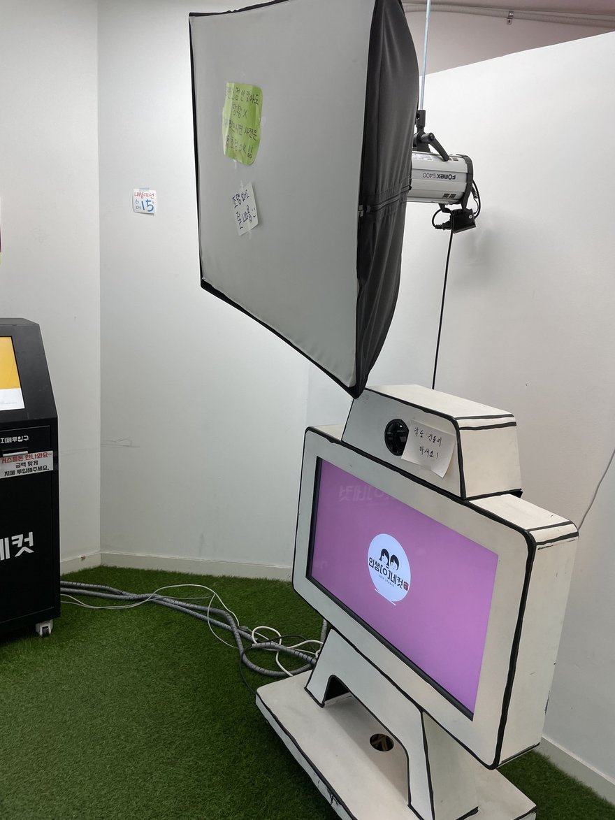 인생네컷複合店內的攝影燈架與螢幕設備