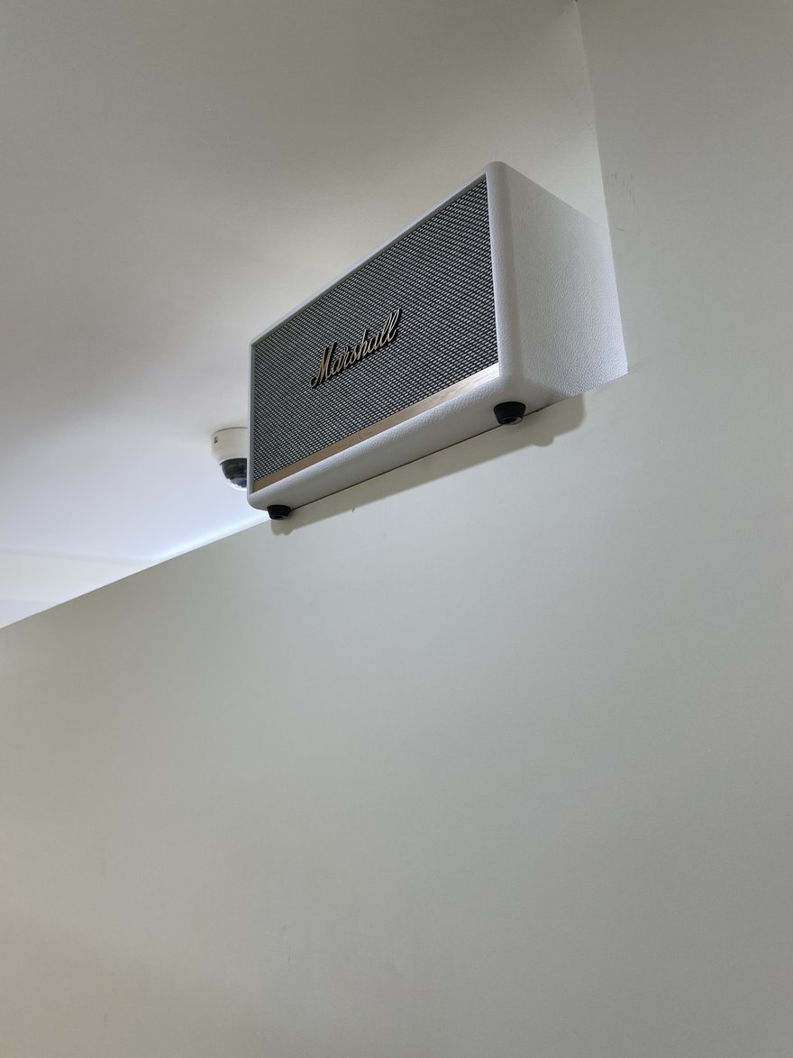 MUMUFILM 店內牆上的 Marshall 音響，白色牆面上的壁掛式配置