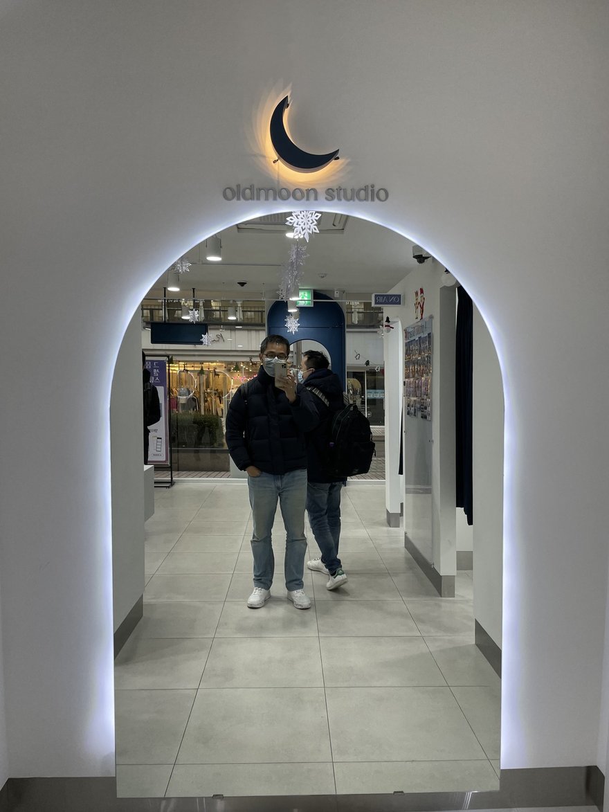 Oldmoon Self Studio 店內的拱形走廊，門楣上方為 oldmoon studio 標示與月亮 logo