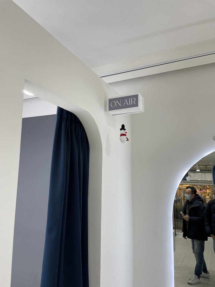 Oldmoon Self Studio 店內的 ON AIR 標示與深色布簾更衣間