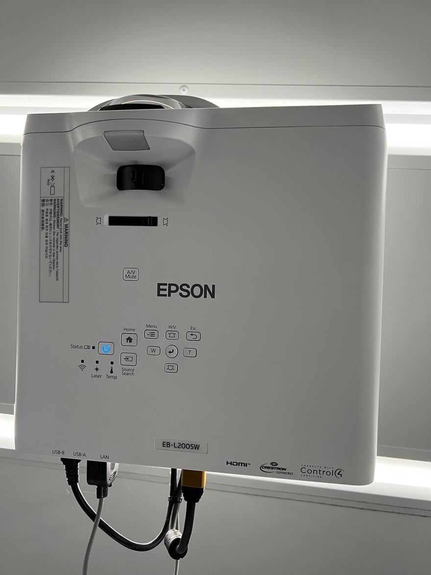 PHOTO DRINK 店內的 EPSON 投影機特寫，安裝於天花板支架上