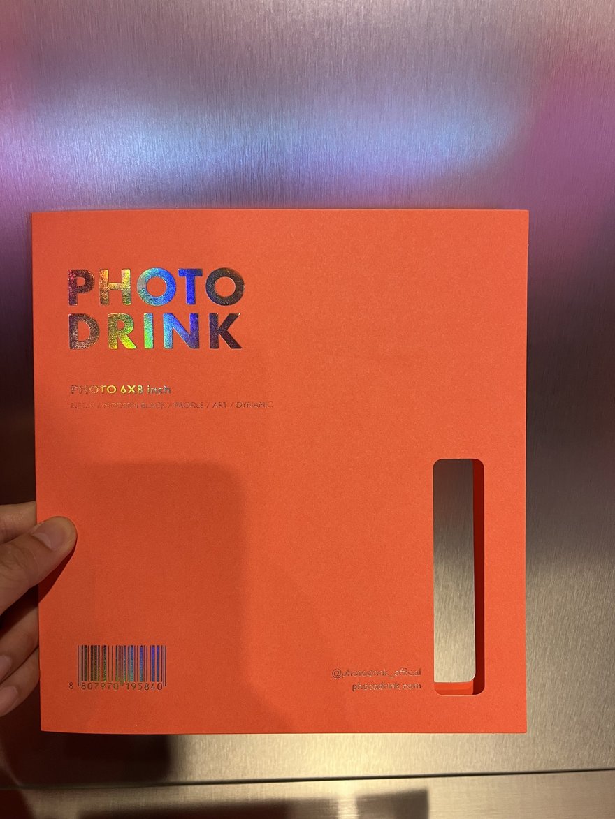 PHOTO DRINK 的橘色精裝相冊，封面燙印 PHOTO DRINK 品牌名，右側為抽取開口