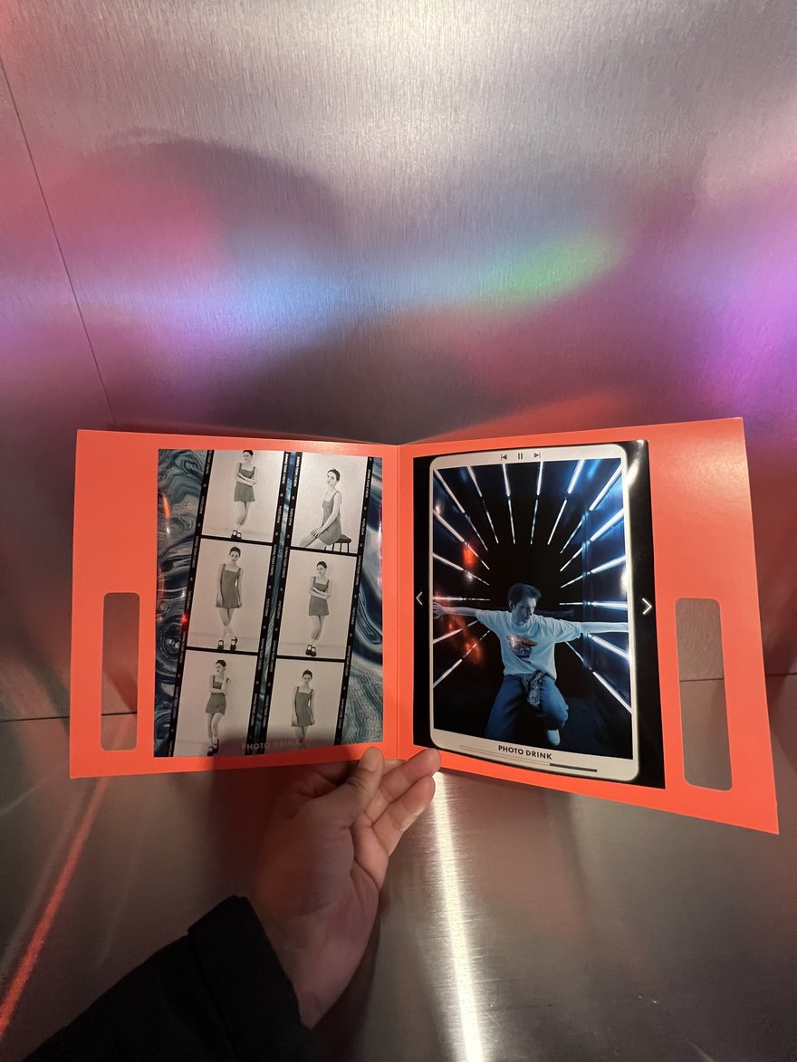 PHOTO DRINK 相冊攤開的內頁，左側為四格連拍、右側為單張大圖，照片在燈條佈景中拍攝
