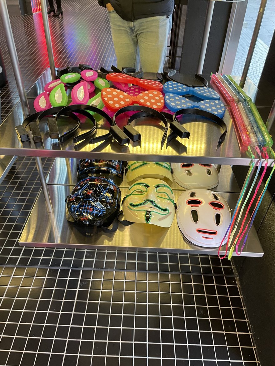 PHOTO DRINK 店內的道具展示櫃，陳列面具、髮飾與彩色配件