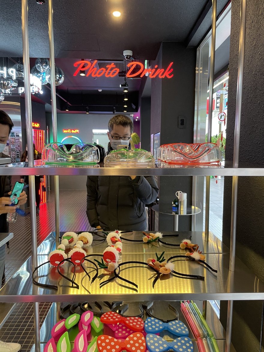 PHOTO DRINK 店內的另一組道具層架，擺放頭飾與造型配件