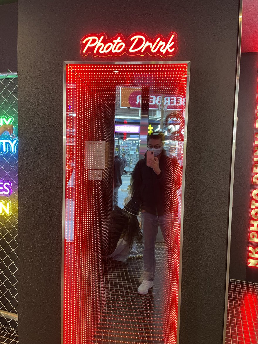 PHOTO DRINK 的紅色機台入口與周邊燈光