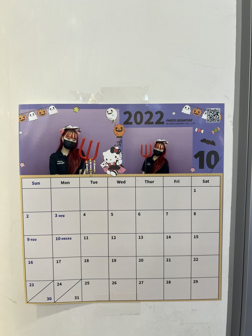 Photo in the Box 店內牆上的月曆版面樣張，將四格照片編排成 2022 年 10 月的月曆