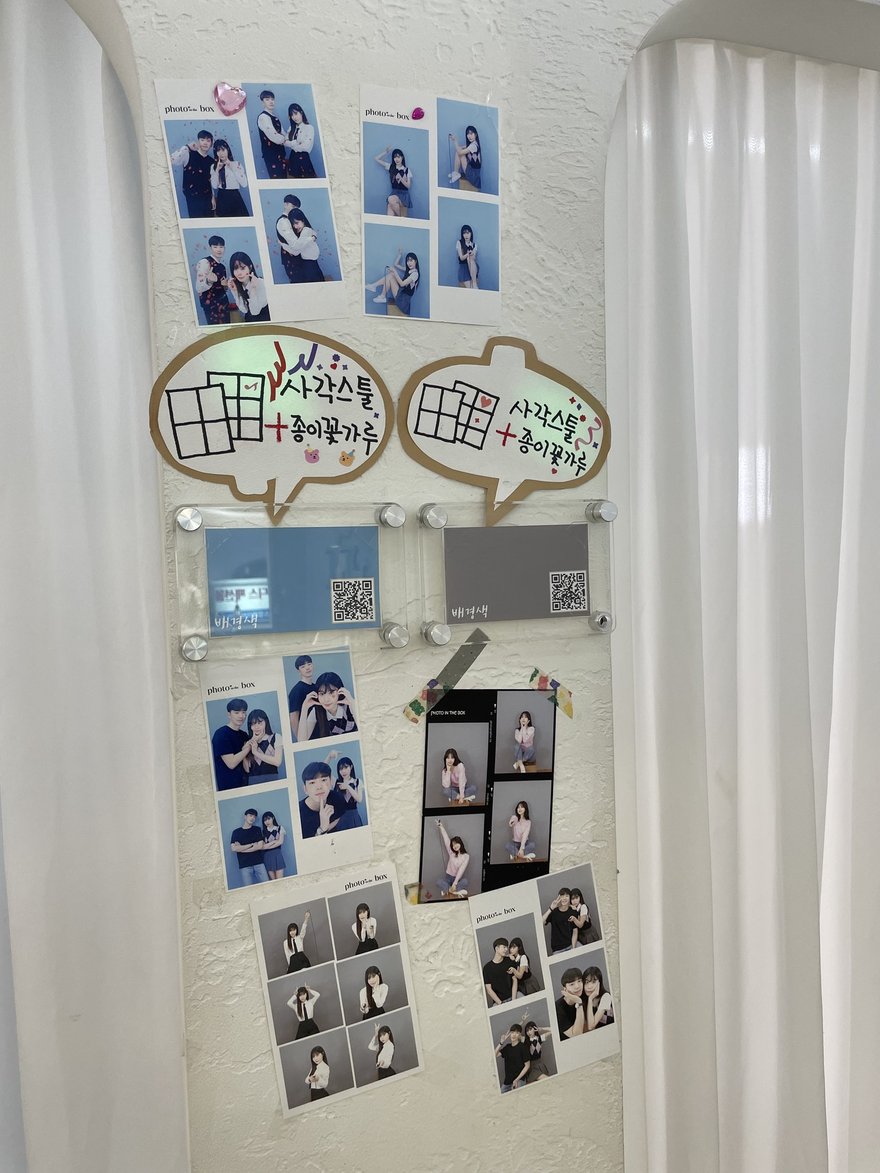 Photo in the Box 店內的樣張牆，牆上以對話框裝飾與顧客留下的四格照片組成