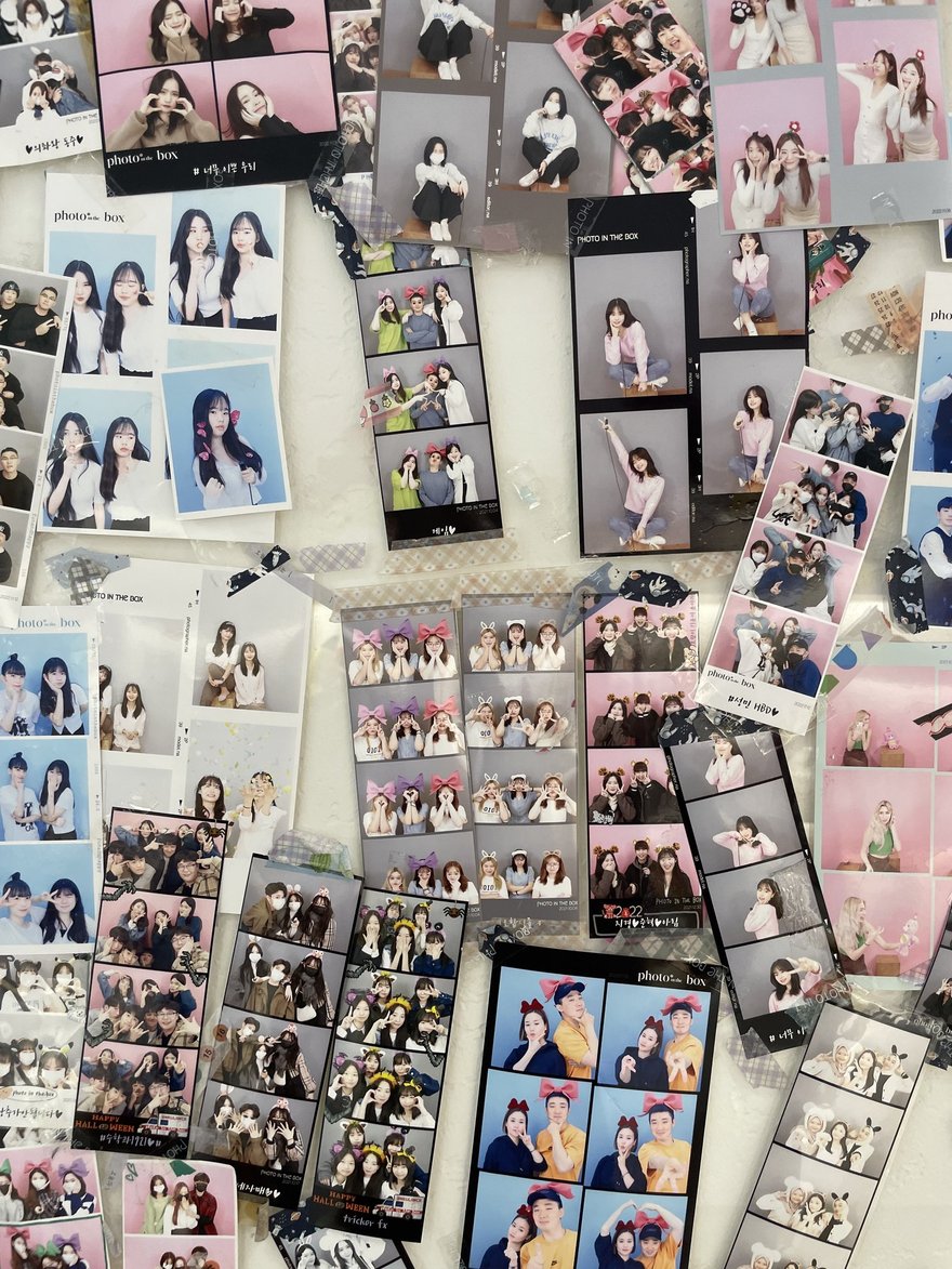 Photo in the Box 店內的樣張與展示牆，照片以密集排列方式貼滿整面