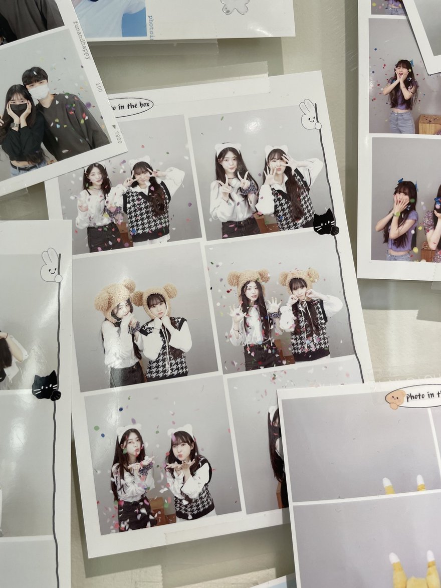 Photo in the Box 商場店的樣張展示，白底展示板上排列多組四格照片