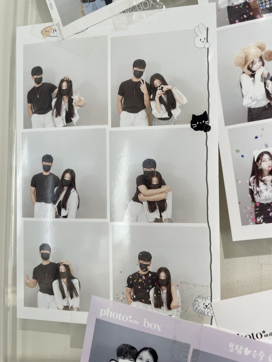 Photo in the Box 商場店的樣張牆，藍白兩色展示板上貼滿顧客照片