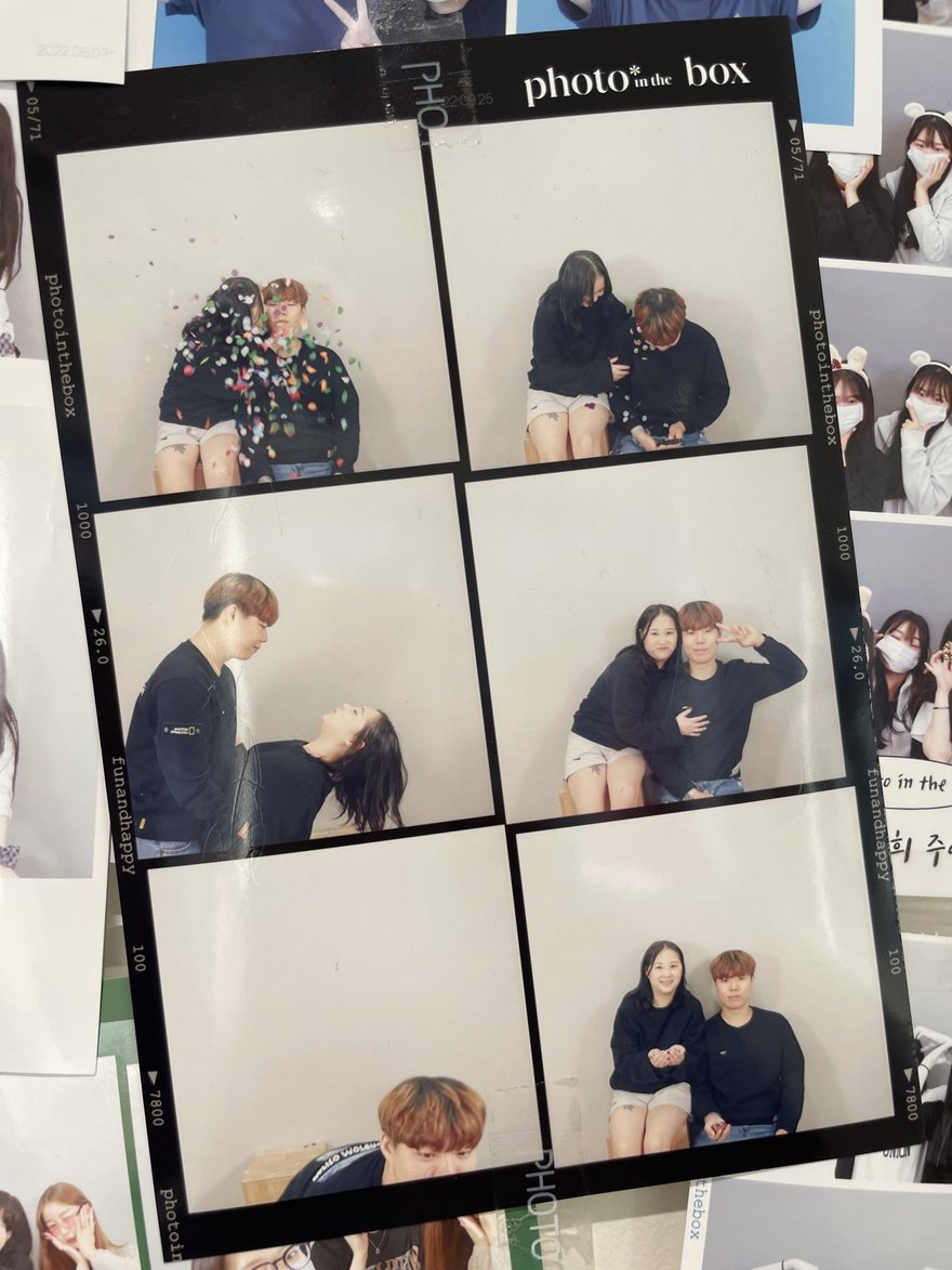 Photo in the Box 商場店的黑框展示板，以黑底襯托顧客的四格照片