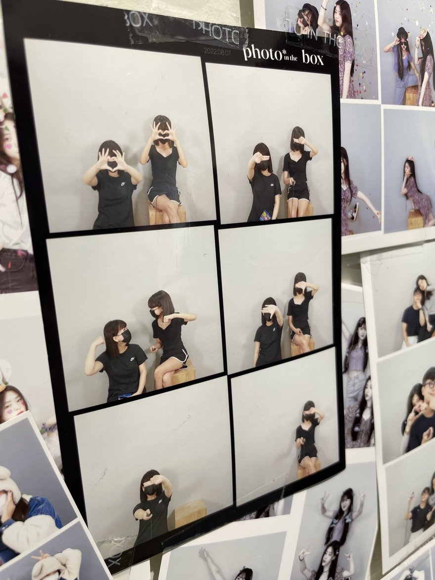 Photo in the Box 商場店的黑白樣張展示板，呈現單色輸出的版面選項