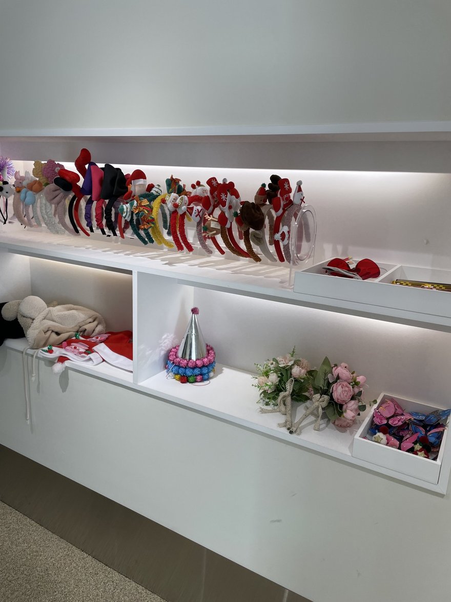 Photo in the Box 商場店的道具層架，白色檯面上擺放聖誕配件與拍攝小物