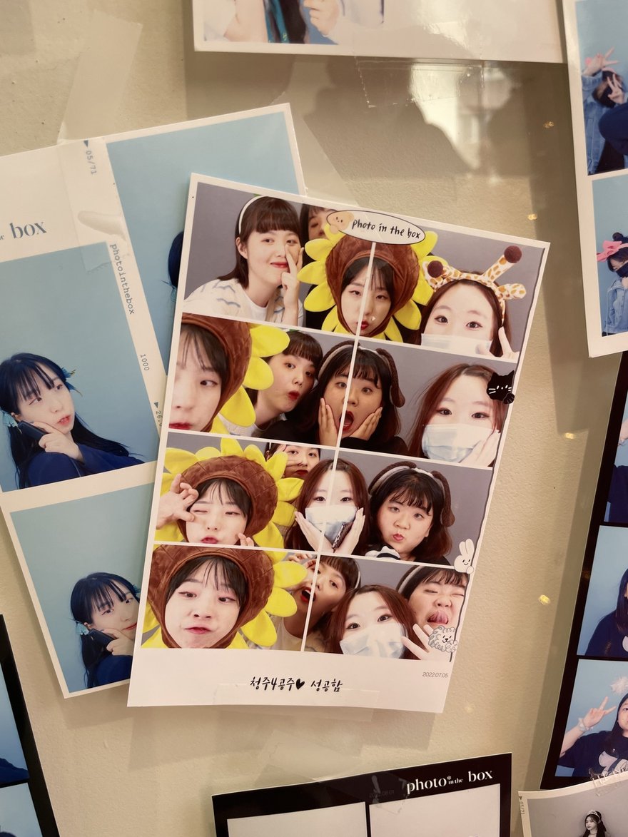 Photo in the Box 商場店的展示板，多組彩色四格樣張排列成牆面視覺