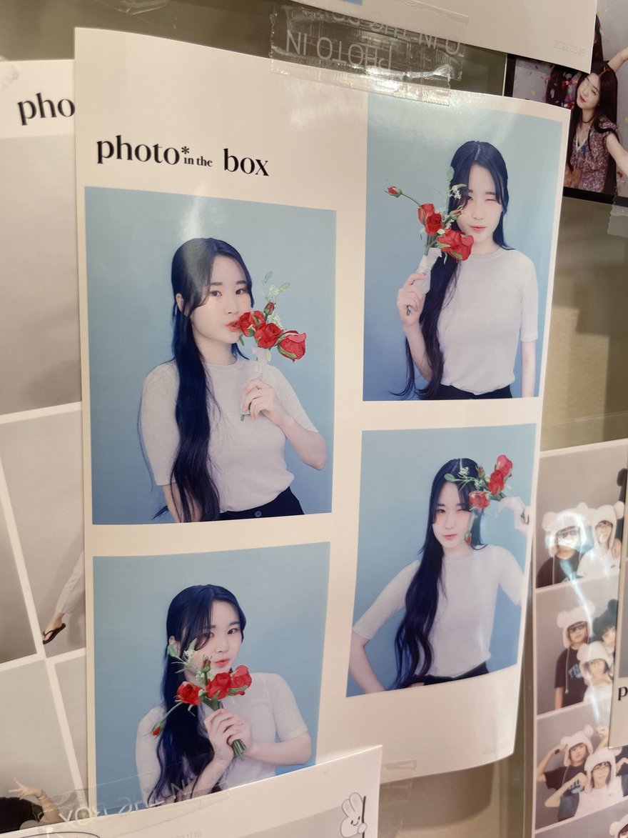 Photo in the Box 商場店的展示板特寫，可見不同尺寸與版面的成品