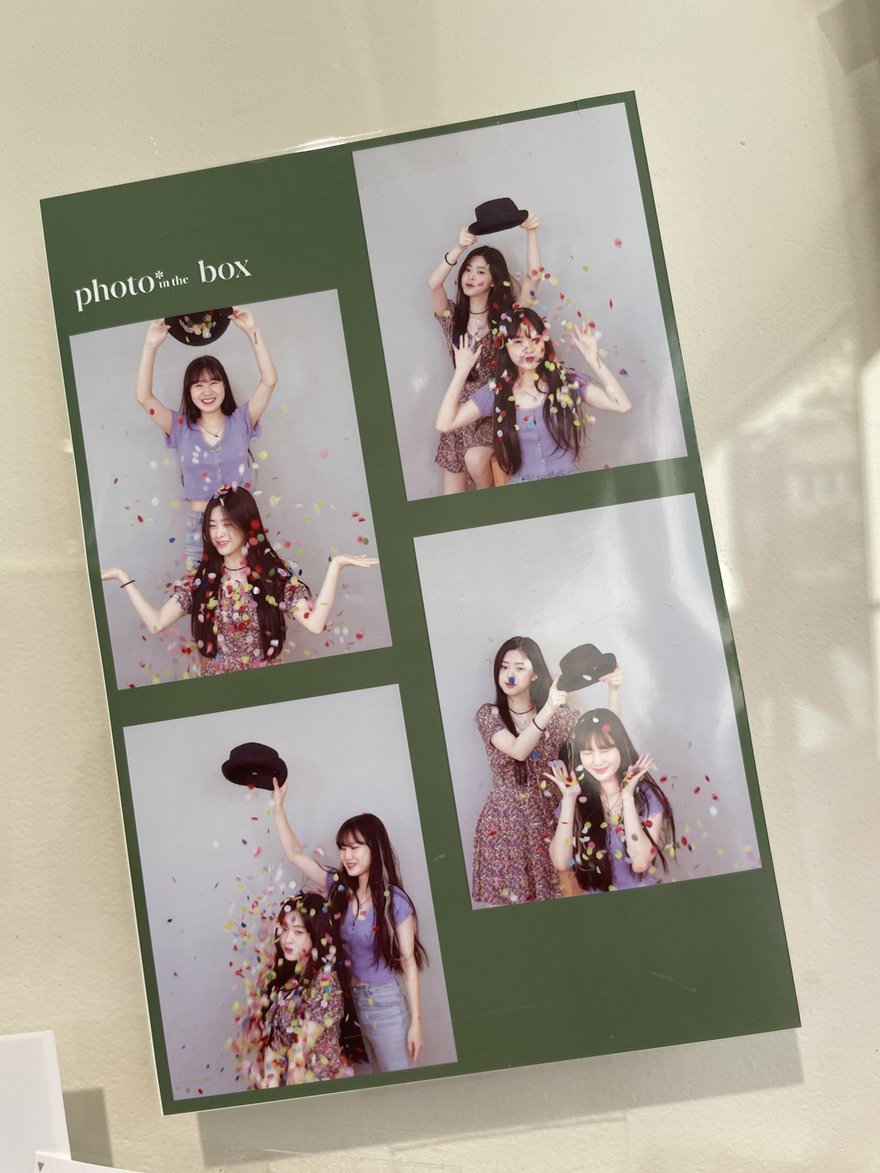 Photo in the Box 商場店的樣張展示，白綠配色版面上排列多組照片