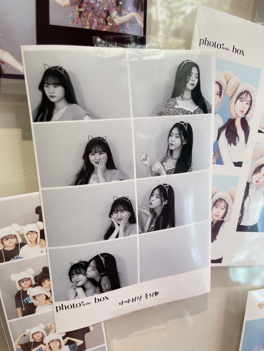 Photo in the Box 商場店的黑白樣張展示板，呈現單色版面的輸出效果