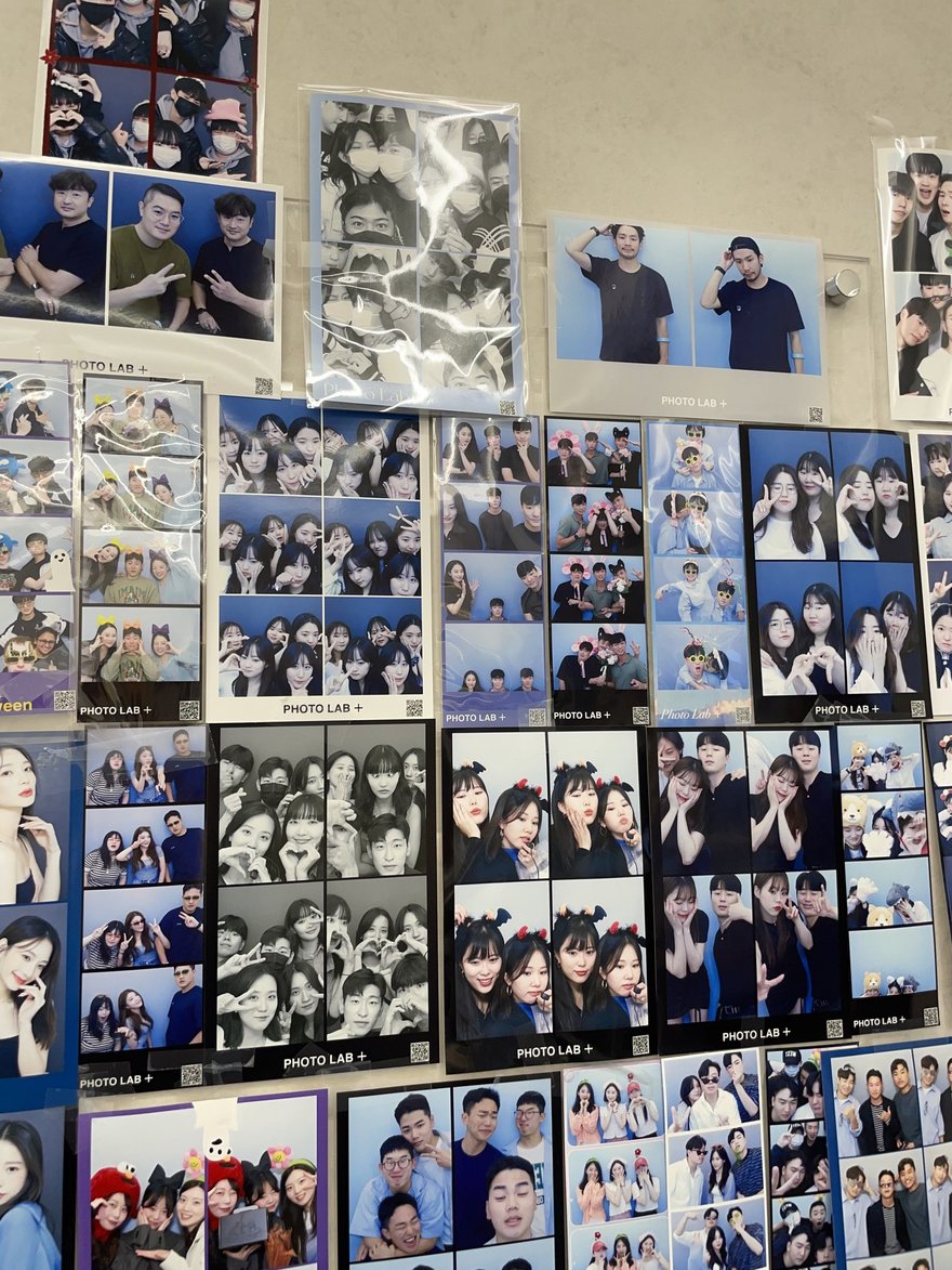 PHOTO LAB+ 的另一面樣張牆，彩色與黑白版面交錯排列