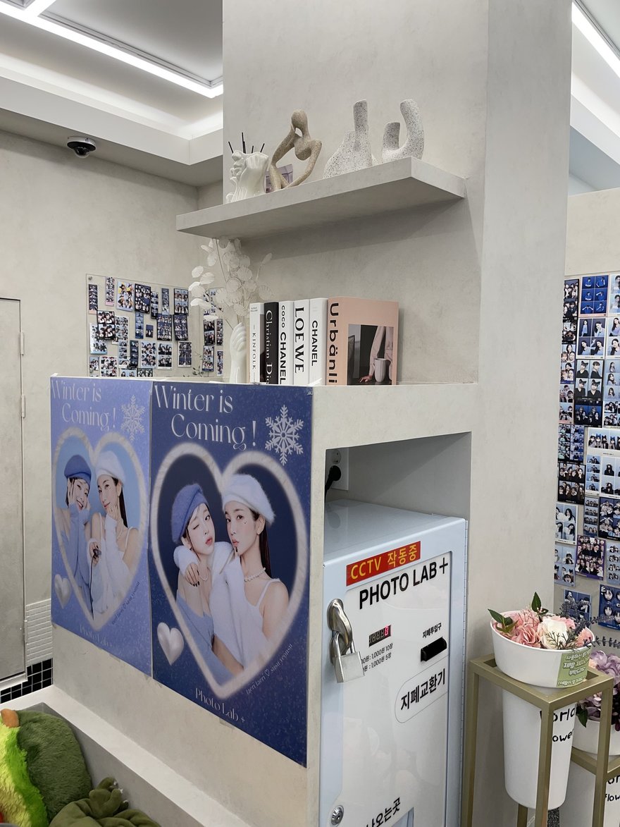 PHOTO LAB+ 店內的 Winter is Coming 主題燈箱與展示層架