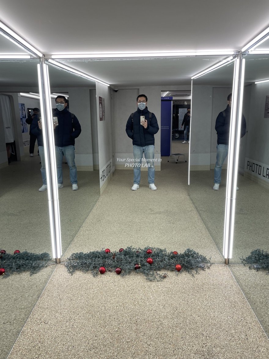 PHOTO LAB+ 第二家門市的線性光廊，兩側為直立燈條，地面鋪聖誕裝飾
