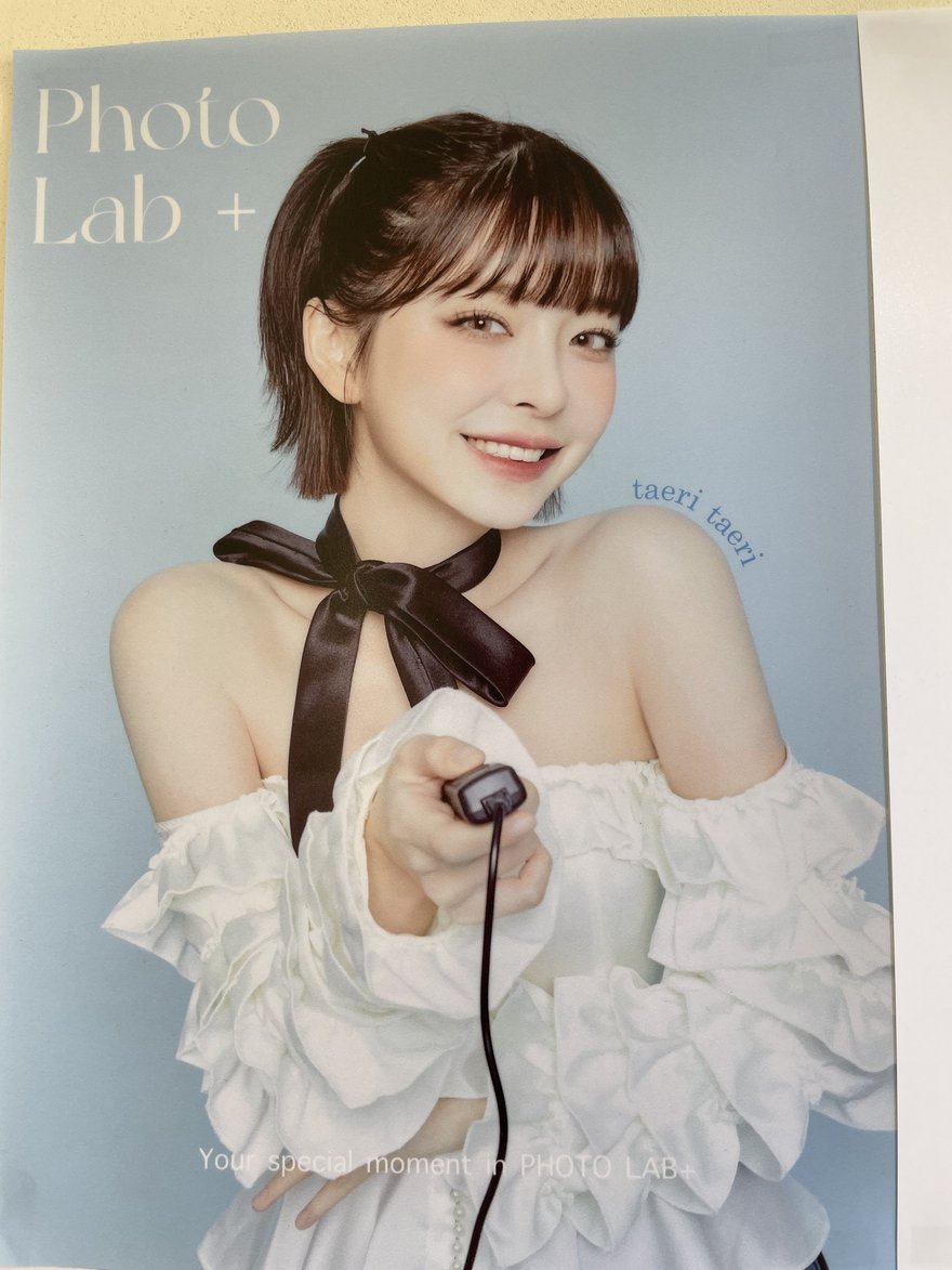 PHOTO LAB+ 的品牌模特兒海報特寫，模特兒手持快門線的主視覺
