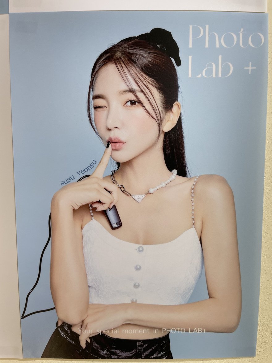 PHOTO LAB+ 的另一張品牌模特兒海報，淺色系主視覺搭配品牌名