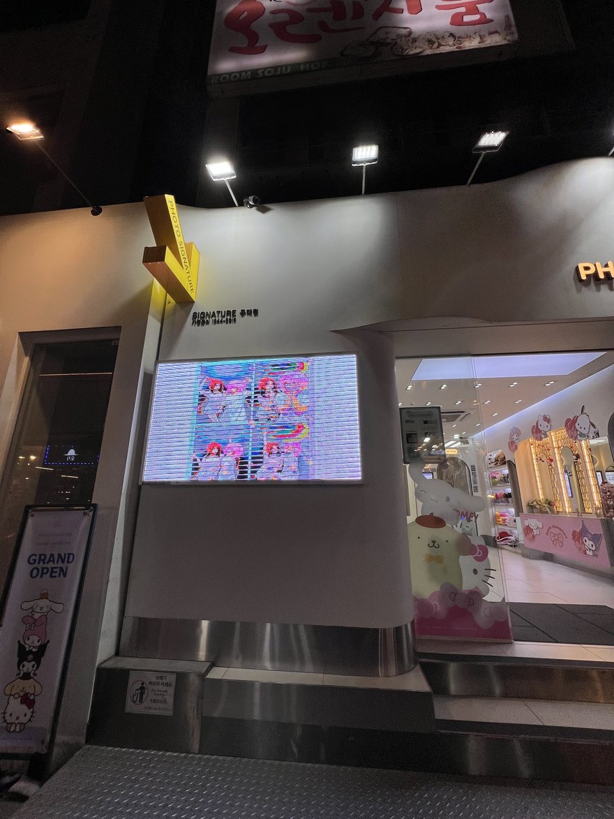 Photo Signature 夜間街景，門市燈箱與周邊店家招牌