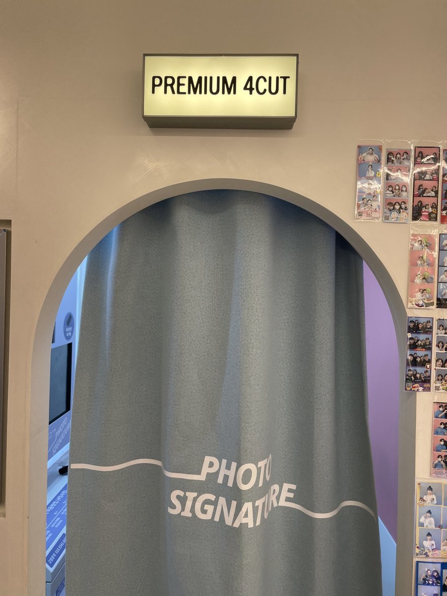 Photo Signature 門市的樣張牆與拍攝棚布簾