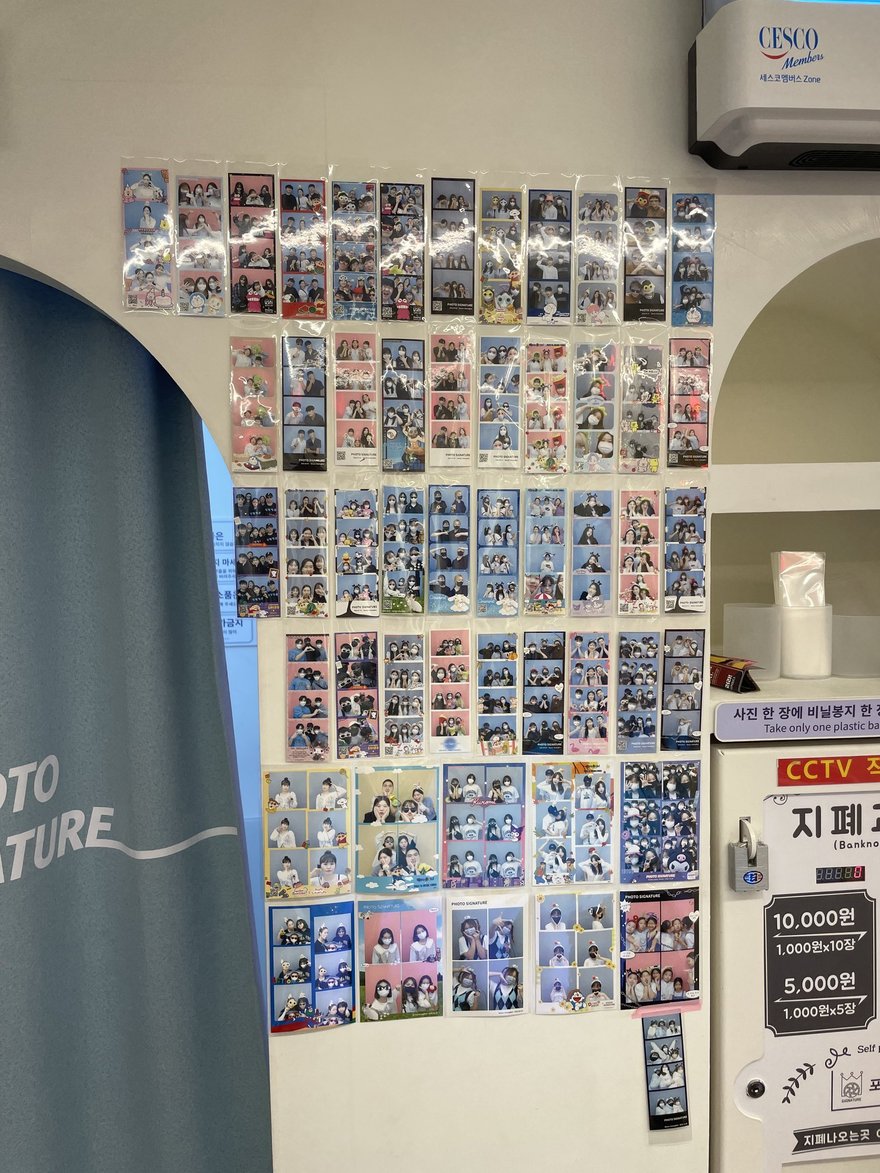 Photo Signature 掛在拱門上方的 PREMIUM 4CUT 標示牌