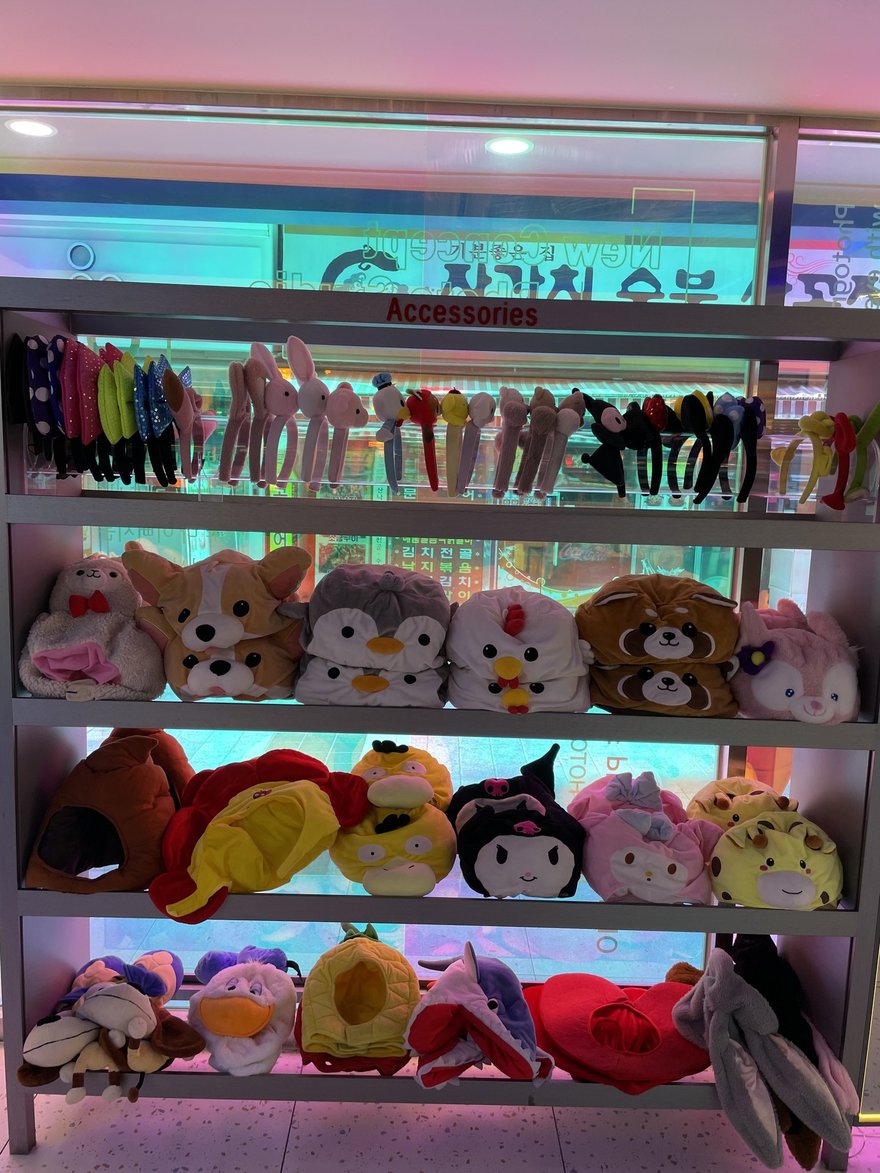 Photo Signature 地下街門市的道具展示櫃，內有絨毛玩偶與配件
