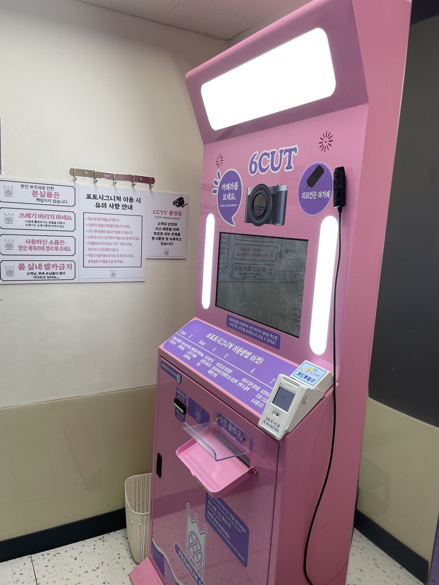 Photo Signature 地下街門市的服裝道具區，整排彩色外套供顧客租借搭配