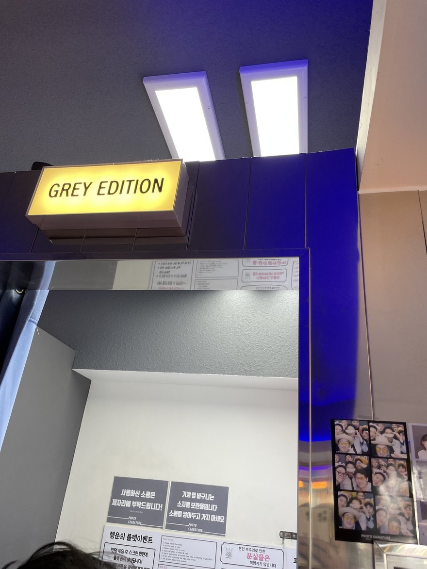 Photo Signature 的 GREY EDITION 棚位，灰色系內裝與說明牌