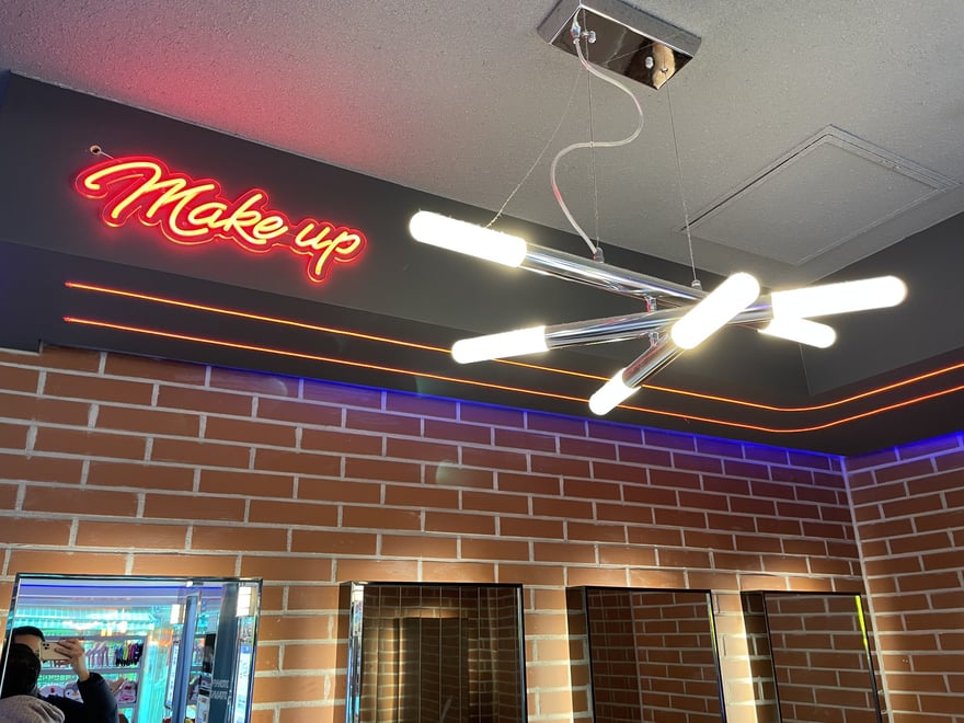Photo Signature 地下街門市的 Make up 霓虹字，標示化妝補妝區