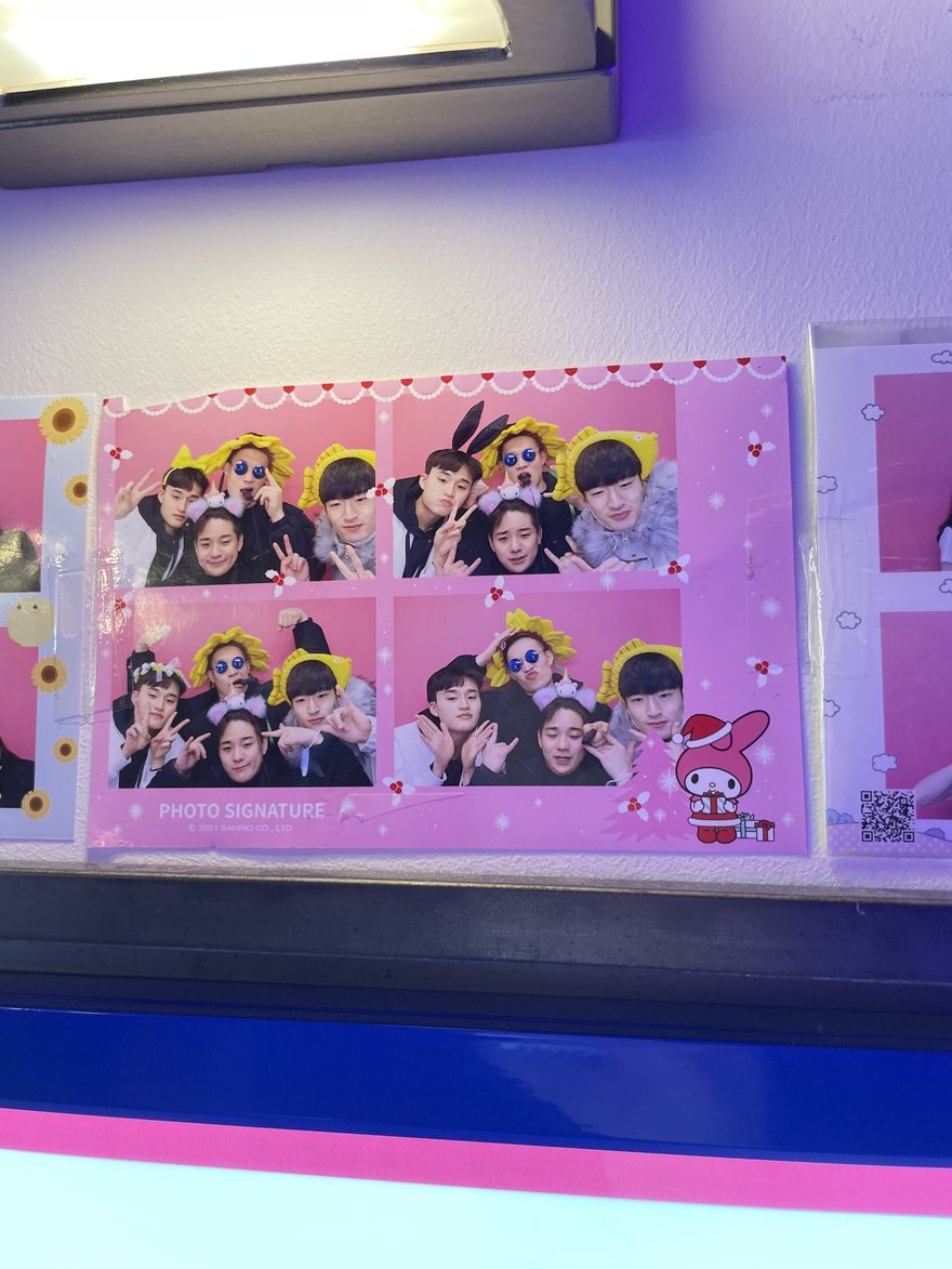 Photo Signature 粉色門市的樣張展示牆，貼滿顧客的四格照片
