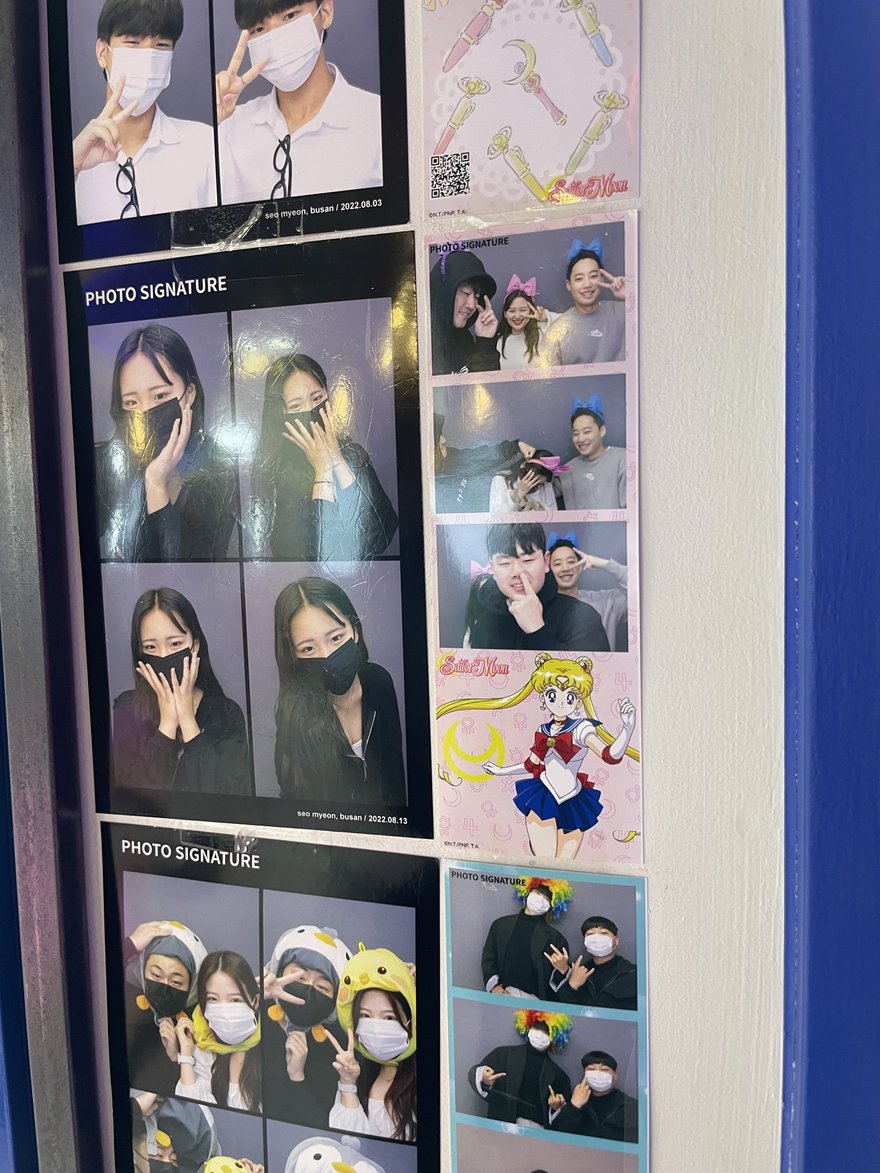 Photo Signature 門市的樣張陳列，牆面貼滿不同版面的成品
