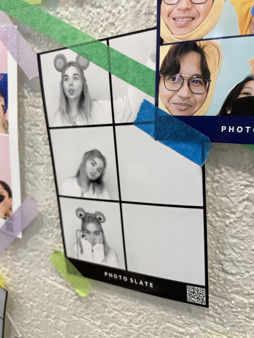 Photo Slate 店內牆上的樣張，四格照片以彩色膠帶貼在白色牆面上