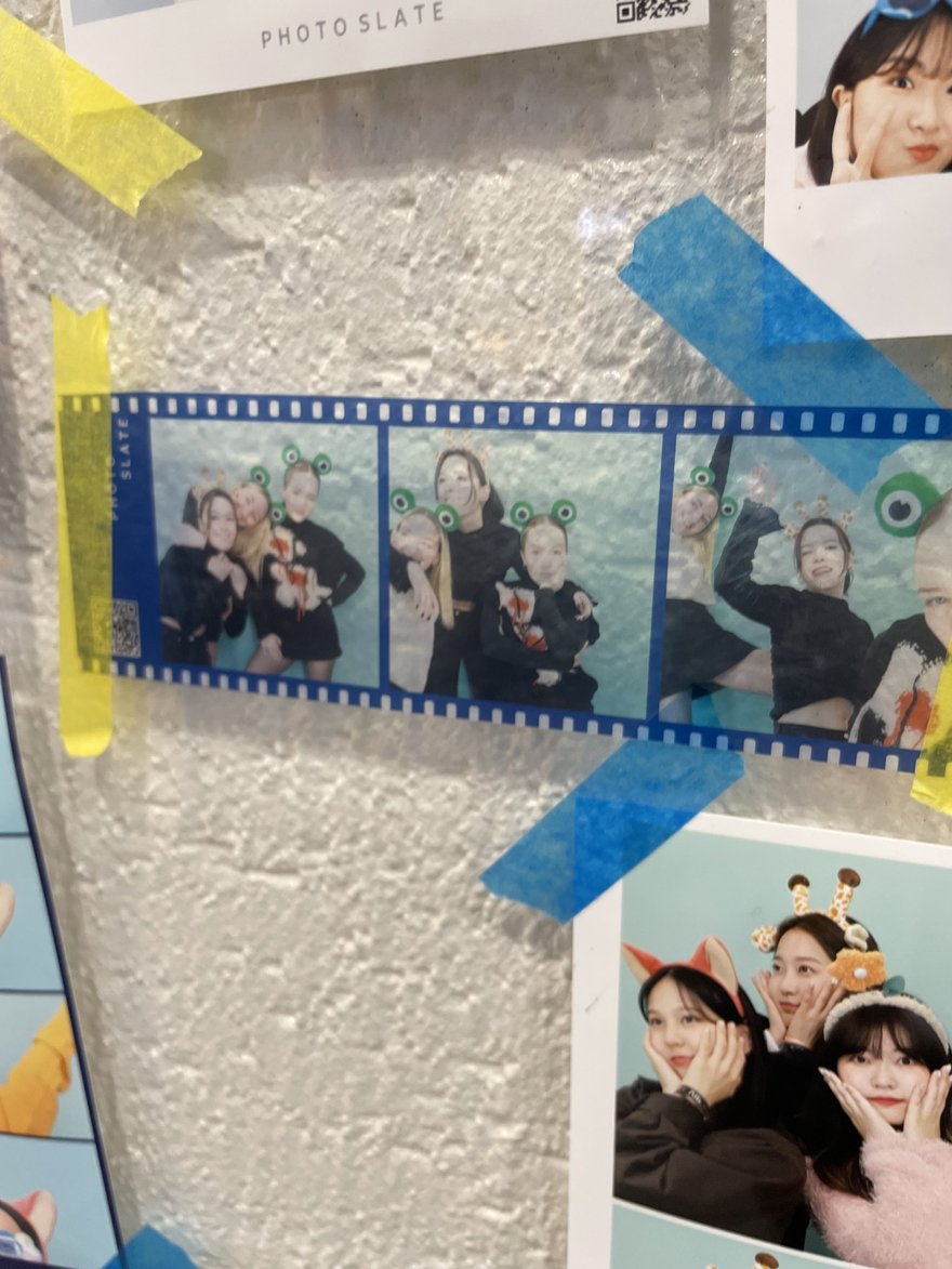Photo Slate 牆上另一組樣張，橫式四格照片以膠帶固定於牆面