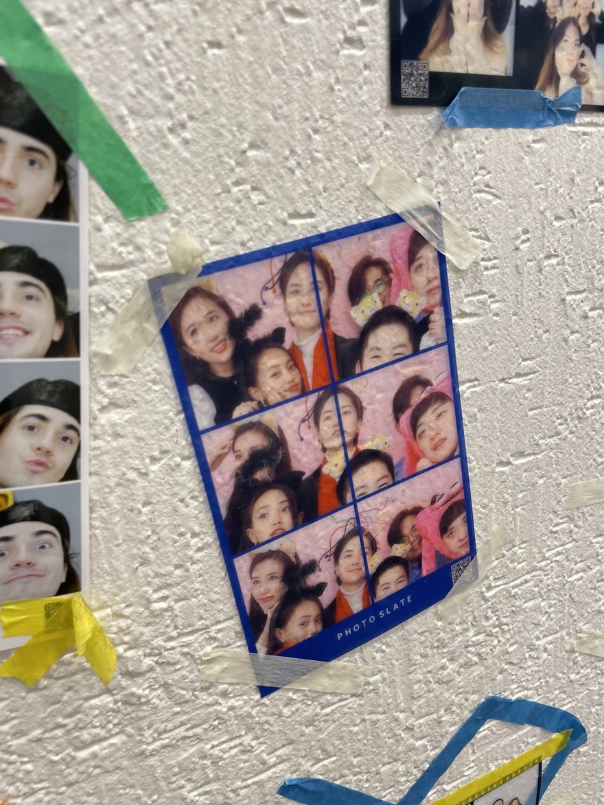 Photo Slate 牆面上的樣張特寫，顧客留下的四格照片與便條交錯貼放