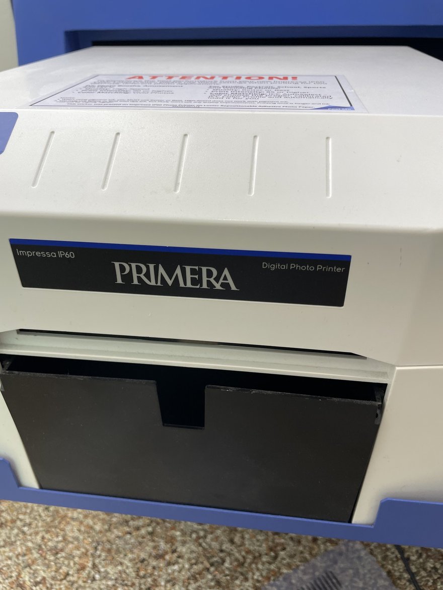 Photo Slate 的 PRIMERA 印表機側面，可見出紙口與機身標示