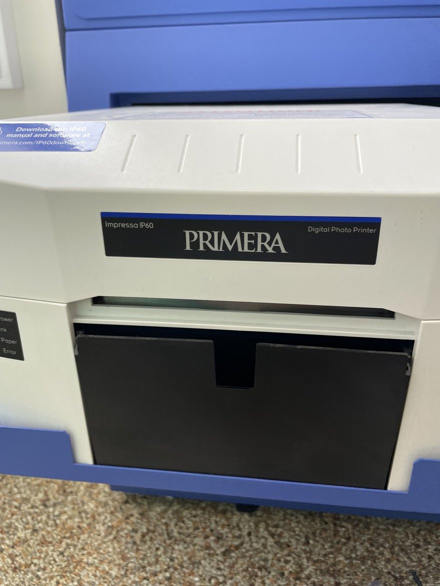 Photo Slate 機台內另一個角度的 PRIMERA 印表機，機身放置於藍色機櫃內
